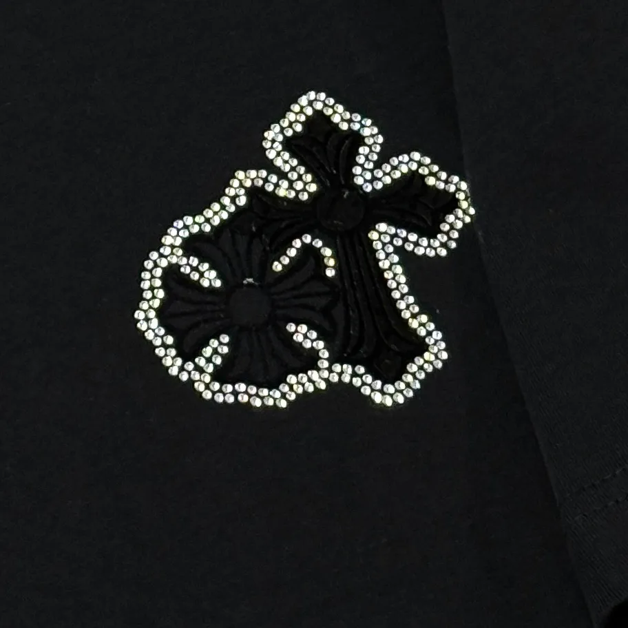 P180 Chrome Hearts 25 high-end versions. The fabric is made of 300 grams of high-density pure cotton. It does not deform or shrink. It has three complete standards. It is the same style for men and women. Technology: imported hot diamond + calendered leather flocking. Color: White Black SIZE: S-XL